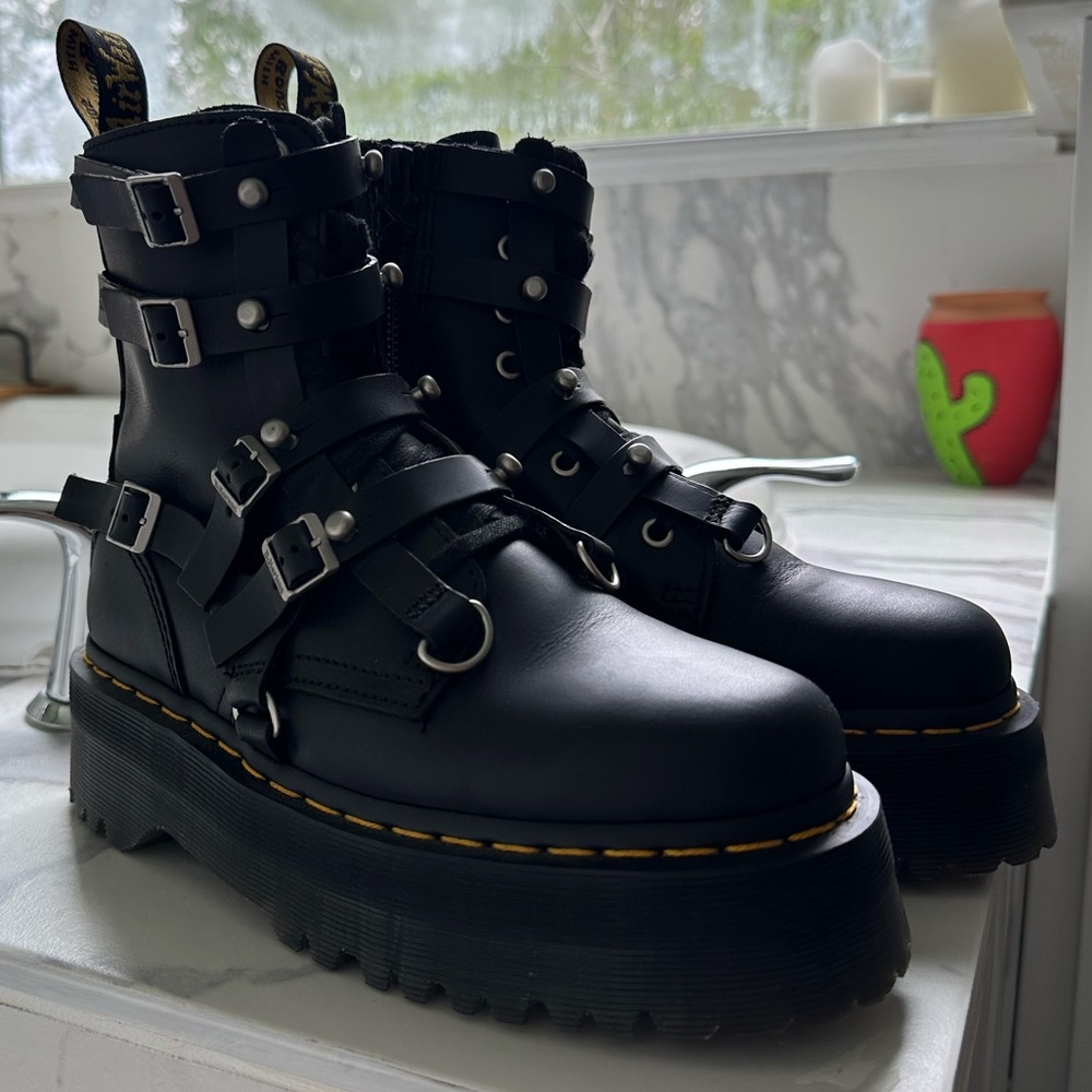 The great frog x Dr Martens collab. RARE**